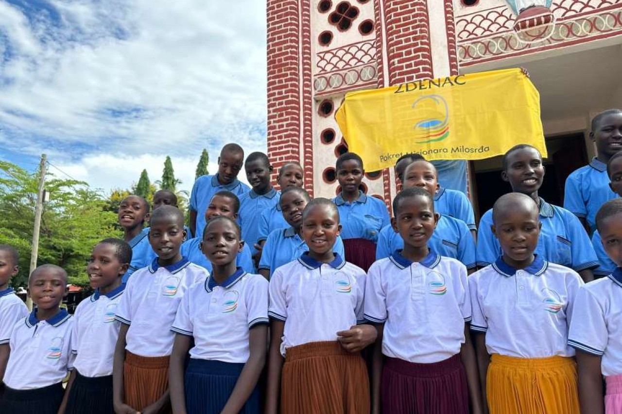 300 djece u Tanzaniji dobilo novu odjeću i obuću