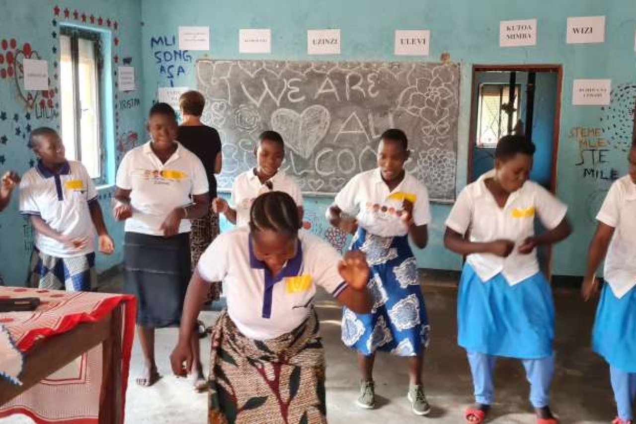 TEČAJ FILIP Uz afričke melodije pjevali su i plesali radujući se onome što ih čeka!