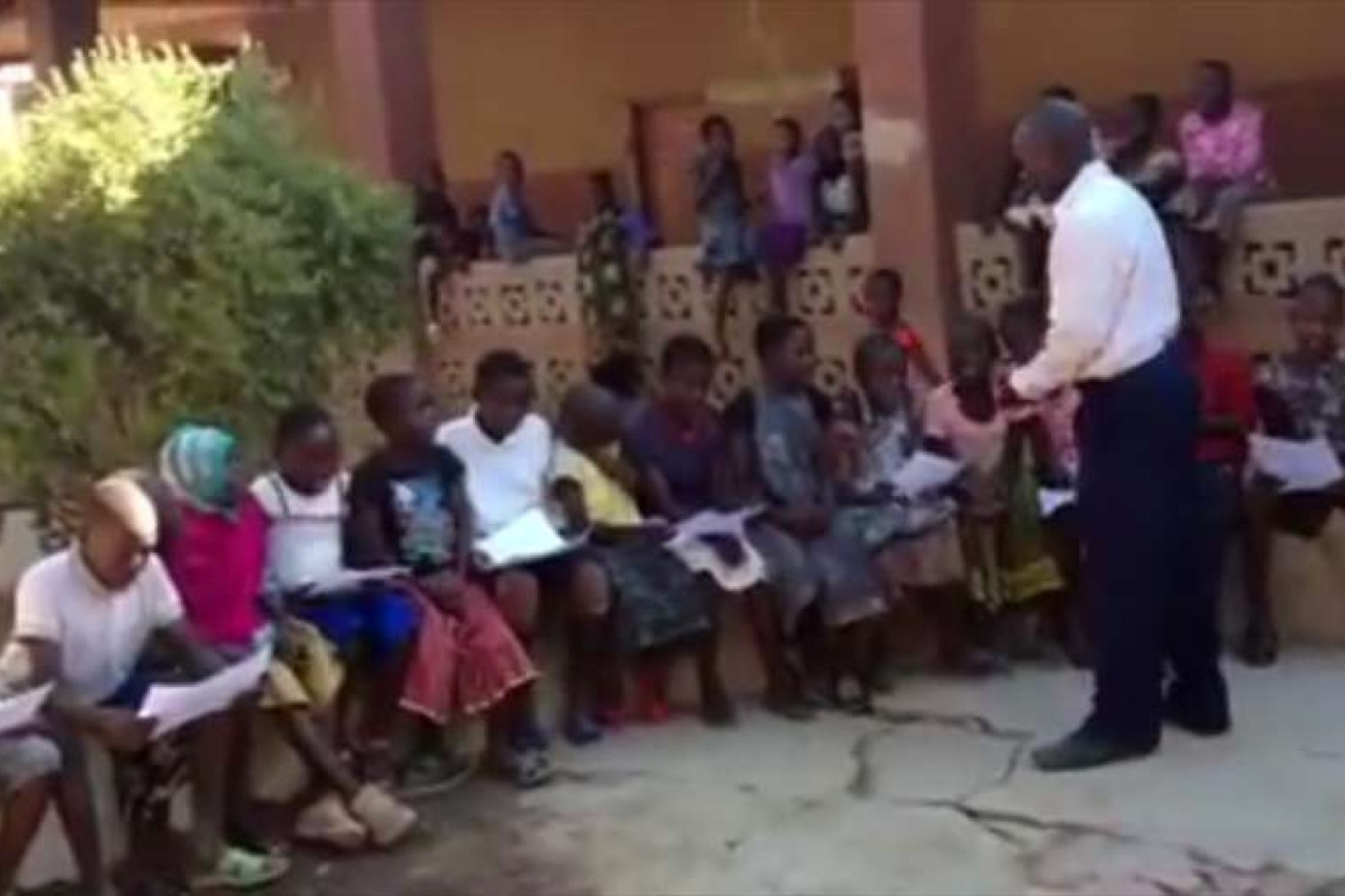 Mališani iz Tanzanije slave Boga na hrvatskom jeziku