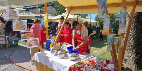 Zdenac na manifestaciji Stara jela z Dugog Sela