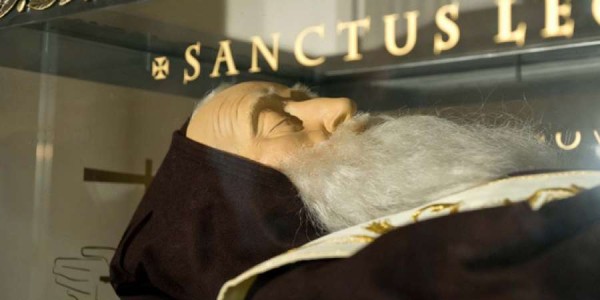 Zdenac pred sv. Leopoldom Mandićem